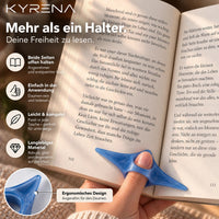 Kyrena Daumenhalter am Daumen, hält das aufgeschlagene Buch offen