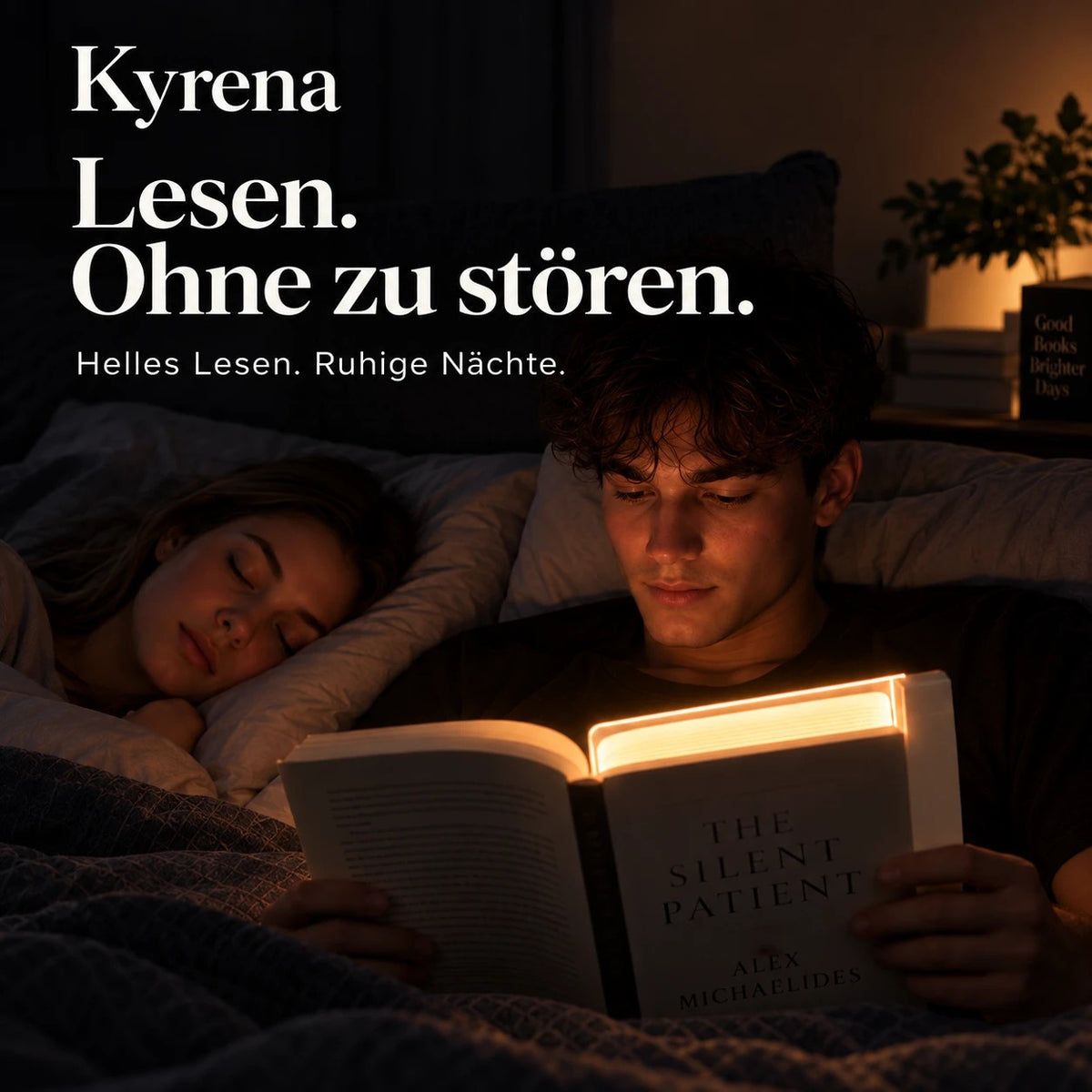 Kyrena beleuchtet die Buchseite, während daneben jemand schläft